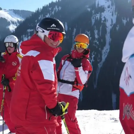 SNOWMINDS.COM
A winter in Austria 
Home of aprs
Apply Now
Home of aprs