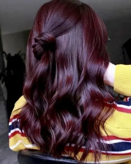 To add gorgeous shine to hair and eliminate frizz, try adding a serum. A little goes a long