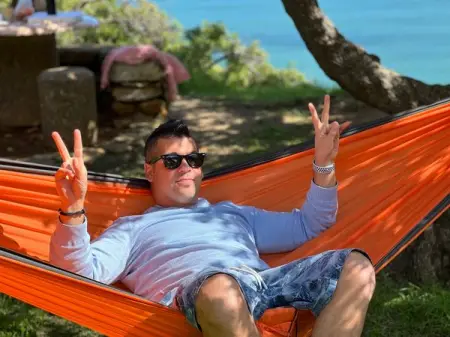 All it takes are  TWO TREES  and under 60 seconds to setup your HAMI 

Explore Outdoor Fr