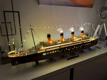 What a difference this kit makes to the Titanic Lego 10294 set. My wife opted 