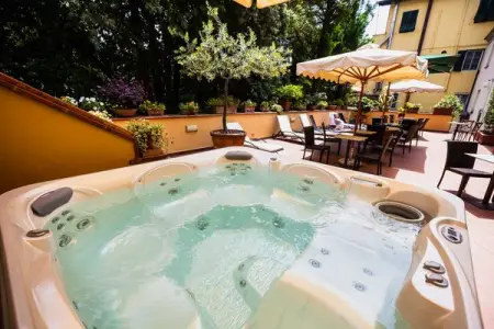 HTTPSWWW.HOTELILARIA.COMEN
Close your eyes and relax
Hotel Ilaria
Book Now
H