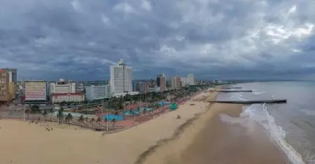 Conveniently situated on Durbans Golden Mile, boasting breathtaking beachfront v