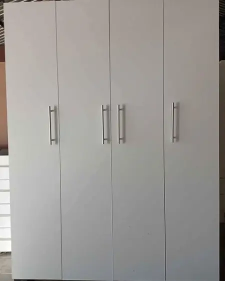 4door wardrobe on feet - R1,950.00

4 door wardrobe on feet.
In white melamine.
1.9m