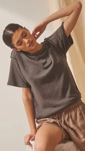 Raw Tee in Natural and Pigment Black
100 pure cotton. New season collecti