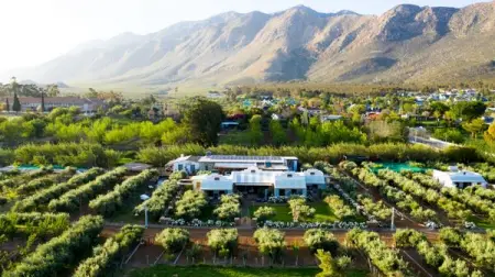 Set against the backdrop of the Langeberg mountains in the picturesque town of Mon