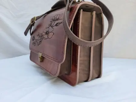 High-quality leather accessories, bags, belts and dog-collars hand-stitched by South Afric