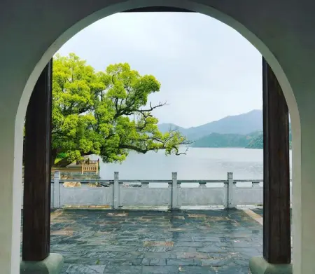 Walk along the Xinan River bank and stand and lean on the railing to look at th