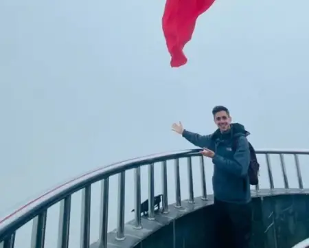 45 of the funniest failed travel photos we found!
CLEVERCLASSIC.COM
These Peoples T