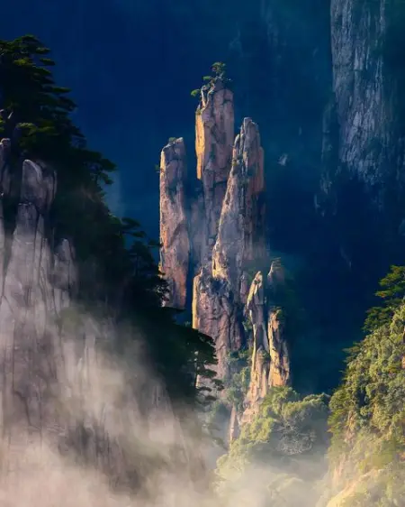 Xihai Grand Canyon in Mt.Huangshan has beautiful scenery. The solitary peaks stand in the r