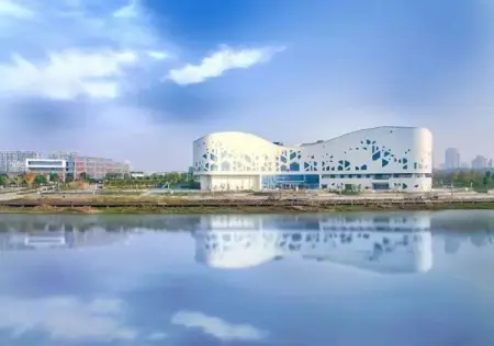 Xuancheng Museum is located by the beautiful Wanling Lake with a unique shap