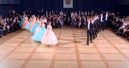 Es un baile muy animado, especialmente cuando cambia la msica. 
SEEITLIVE.CO
Estas 