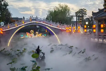 In the evening, colorful lights in Jiuzi ancient town are lit up, depicting th