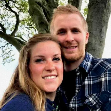 Mientras mam da a luz a un beb, la cara de pap se pone blanca cuando el doctor dice esto 
