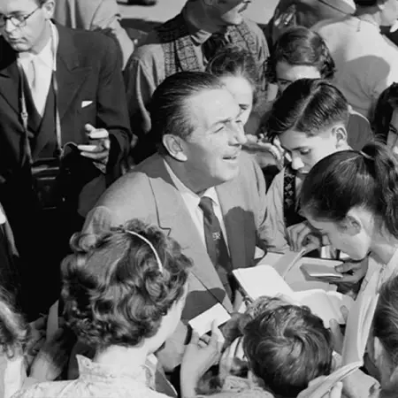 All por 1955, Disneylandia abri sus icnicas puertas por primera vez. Sin embargo,