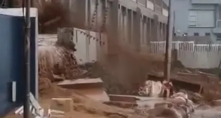 TIMESLIVE.CO.ZA
WATCH  Umdloti residents evacuate as mudslide hits apar