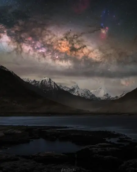 To visit the Zanskar Valley, one of the possible routes is from Leh to 