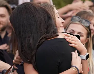 I had to hug her for everything that has happened. A 14-year-old girl went viral after she 