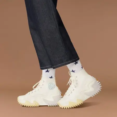 An expressive, fluid midsole and modern technology bring bold style and premium 