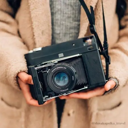 MINT-CAMERA.COM
InstantKon RF70
All you need in an instant camera, in one unified foldable