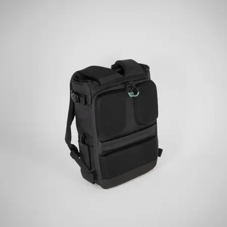  Designed for commutes  adventures alike
 Easy access side camera pocket
 Satisfying magne