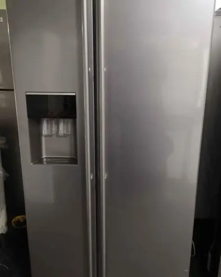 SAMSUNG SIDEBYSIDE FRIDGE FREEZER WITH ICE AND WATER DISPENSER IN EXCELLENT CONDITION  - R7,