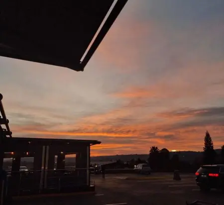 Clear autumn skies with a touch of colour withGalaxy.

 by Chowdsta with 