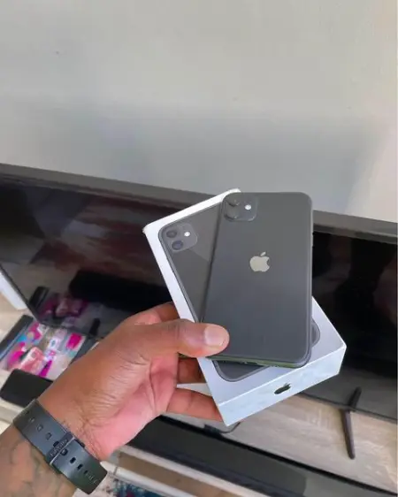 iPhone 11 NEW NEW - R7,500.00

Everything works , comes with charger only , we based in Su