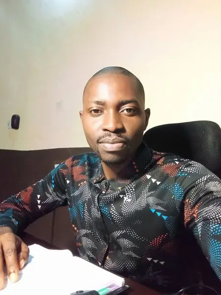 When I was working my 9-5 job, I was running my online business on the side.

Thos