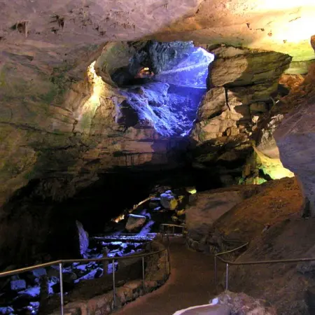 Mientras los exploradores se abran paso a travs de pasajes no inspeccionados en una cuev