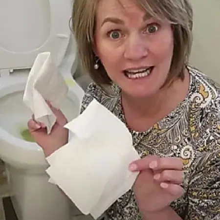 Limpiar el bao, y el inodoro en particular, no es la tarea favorita de na