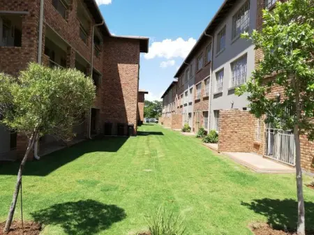 2 beds 1 bath Flatapartment - R5,600.00

These fibre ready, well-maintained units in 