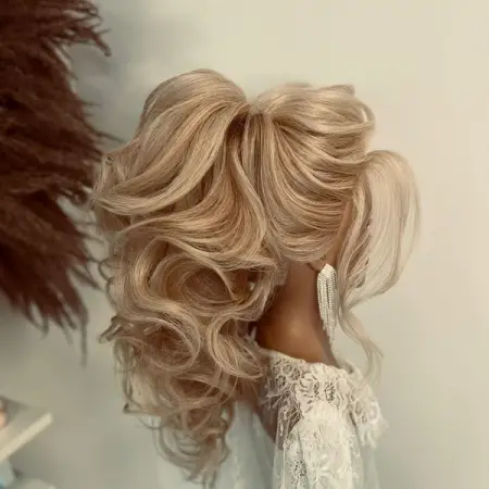 P O N Y T A I L 

Crina Trimite-mi, te rog, poze cu coafurile pe care doret