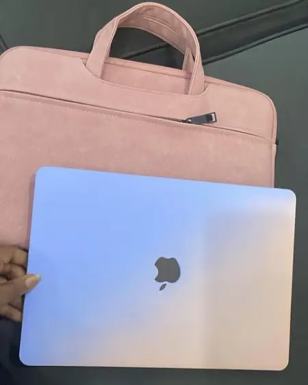 Clients Cam 

Bag candy  and ombr MacBook case sitting pretty 

Available in all MacBo